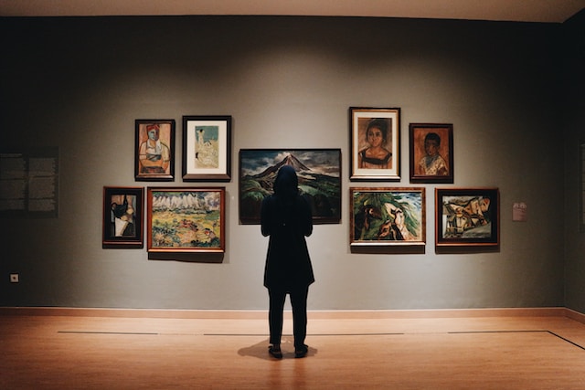 “Exploring the Hidden Treasures: A Guide to Art Gallery Tours”